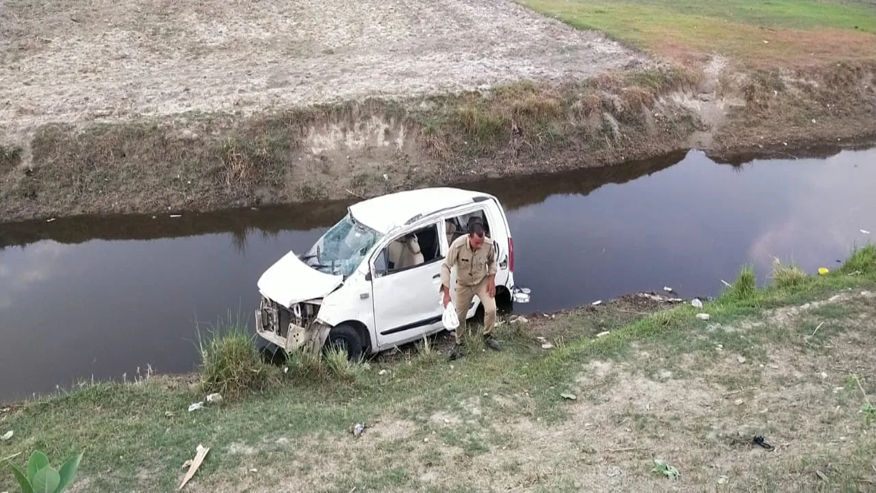 ओवर स्पीड़िग : कार का पहिया निकलने से खाई में पलटी कार, कपड़ा व्यवसाई की मौत 