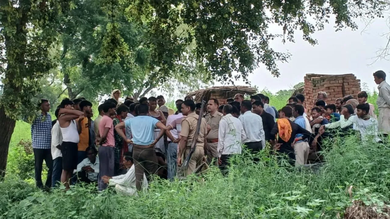 Kasganj: जमीनी विवाद में घंटो मृतक को नसीब नहीं हुई दो गज जमीन...शव दफनाने को लेकर आमने सामने आए दो समुदाय के लोग