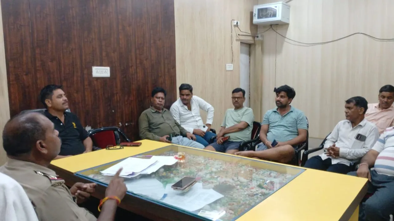 Kasganj News: सीजेएम न्यायालय में वादकारी को अधिवक्ताओं ने बेरहमी से पीटा, अधिवक्ता के एकगुट में पनपा आक्रोश...जमकर हुआ हंगामा