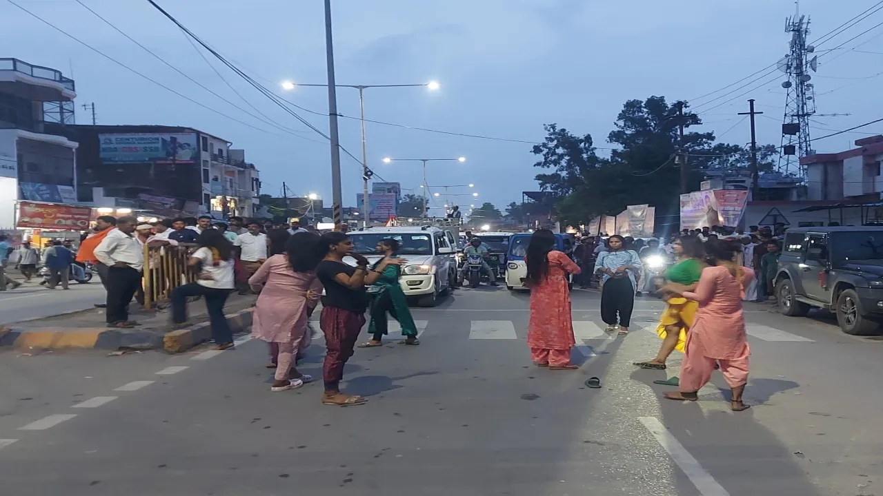 किन्नरों का हंगामा :  धारा बढ़ाने की मांग को लेकर किन्नरों का पारा हाई