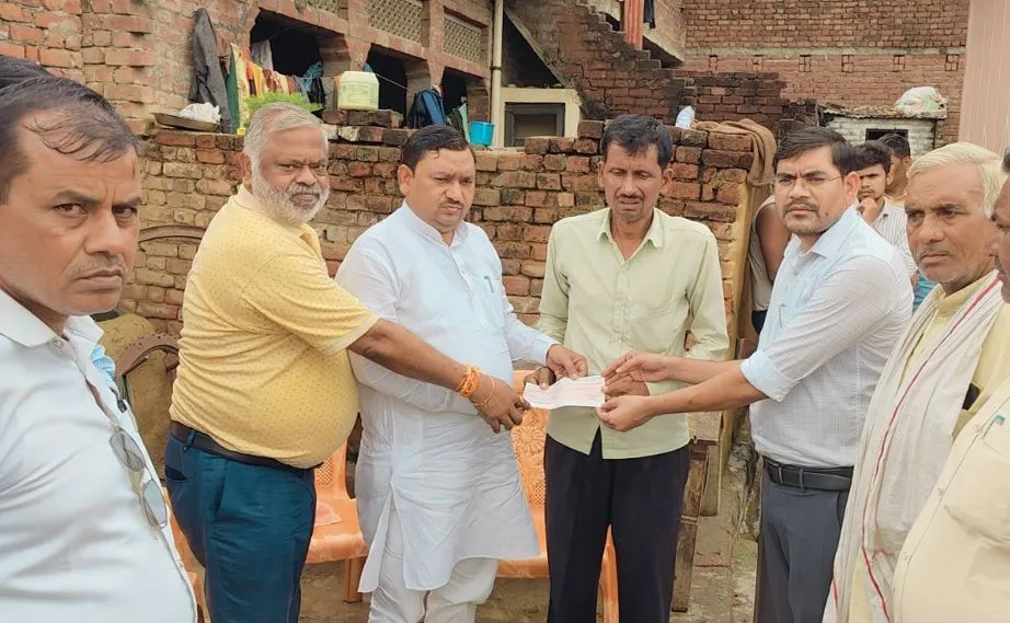 हाथरस हादसा: मृतकों और घायलों के आश्रितों को दी गई मुआवजा राशि 