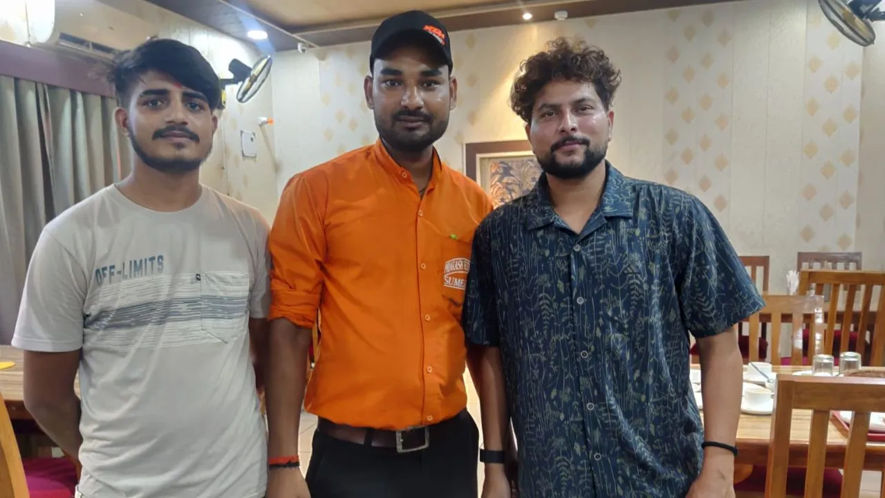 Hamirpur News: बागेश्वरधाम जा रहे भारतीय टीम के चाइनामैन बॉलर कुलदीप यादव का हुआ जोरदार स्वागत