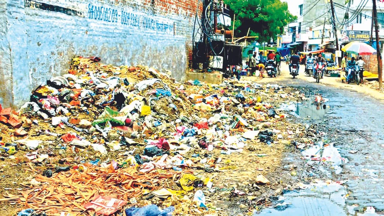 Kanpur: डोर-टू-डोर कूड़ा कलेक्शन धड़ाम; कई मोहल्लों में सप्ताह में तीन दिन ही हो रहा कूड़ा उठान, सड़कों पर बजबजा रही गंदगी