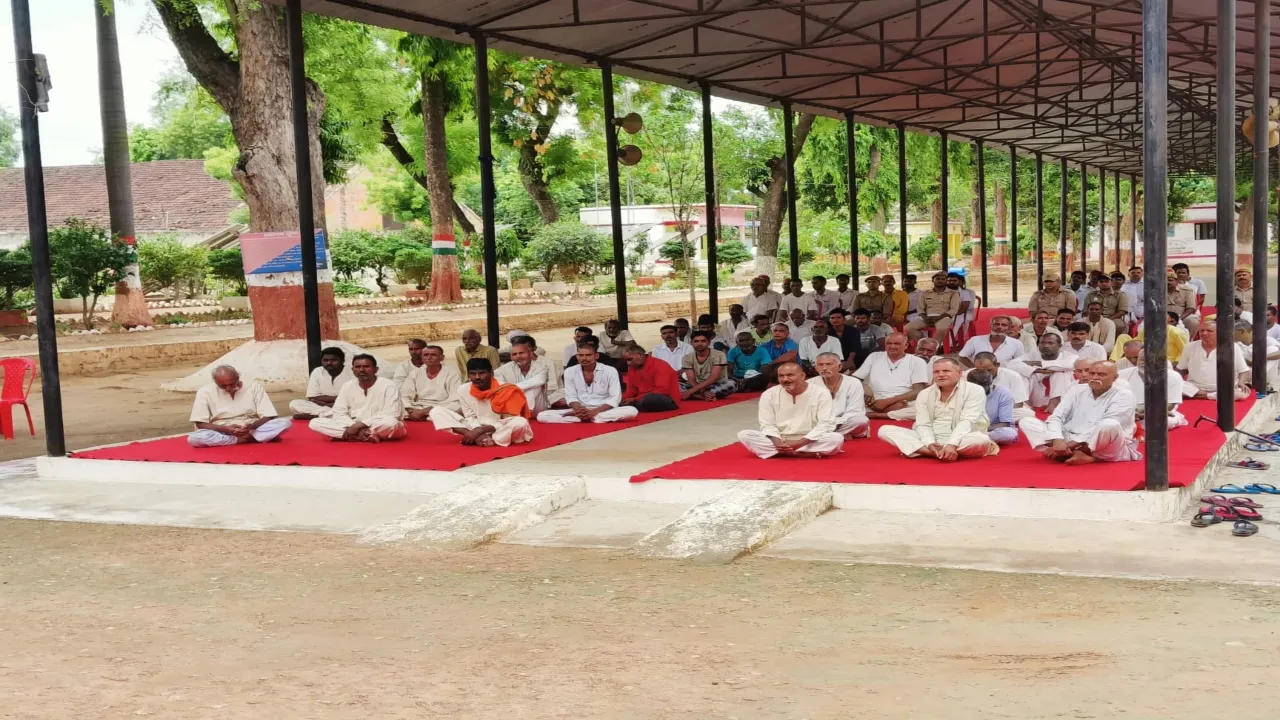 प्रयागराज : सेंट्रल जेल नैनी में विचार गोष्ठी कर बंदियों को नए कानून के पाठ को पढ़ाया