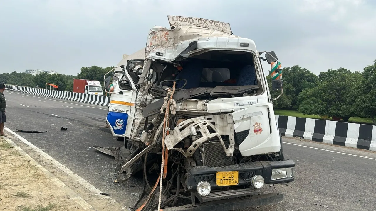 ओवर स्पीडिंग : ऑक्सीजन से भरे कैप्सूल ने ट्रक को पीछे से मारी टक्कर