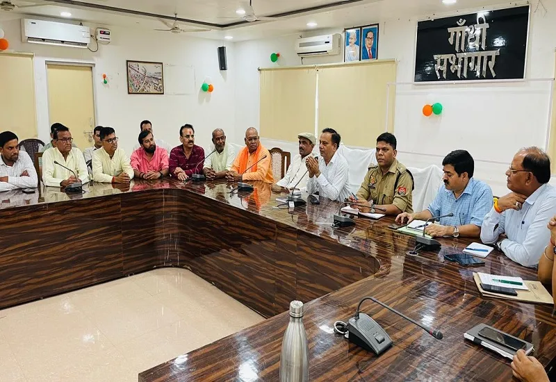 अमरोहा : खराब ट्रांसफार्मर और जर्जर तारों को बदलें...डीएम ने दिए निर्देश 