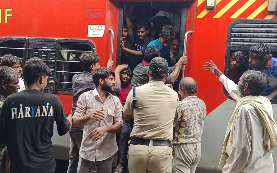 Bareilly News: अवध असम एक्सप्रेस में भीड़ के कारण हंगामा, चलती ट्रेन से कूदे कई यात्री