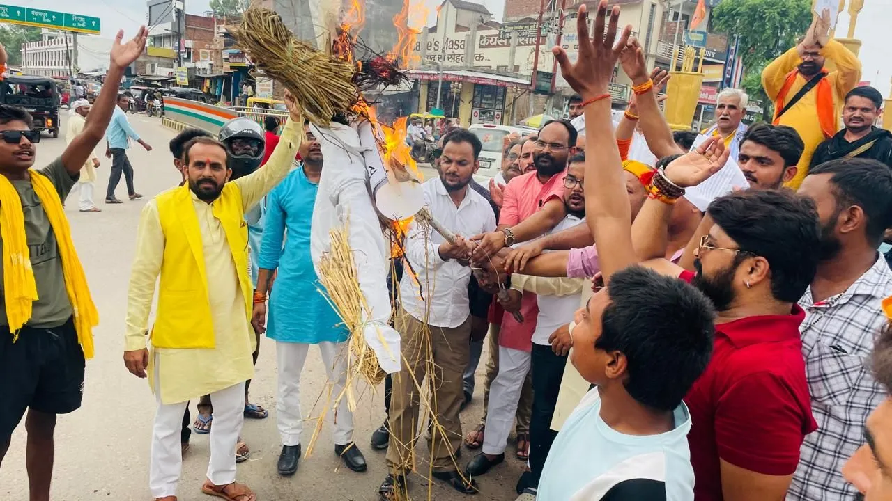 Chitrakoot: भाजपाइयों ने राहुल गांधी पर लगाए गंभीर आरोप, फूंका पुतला, बोले- नेता प्रतिपक्ष हिंदुओं से मांगे माफी