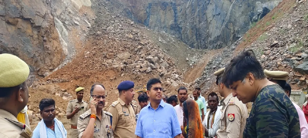 Chitrakoot: अवैध खनन के दौरान अचानक धंसा टीला...जेसीबी ऑपरेटर की दबकर मौत, डीएम, एसपी समेत अफसर पहुंचे घटनास्थल