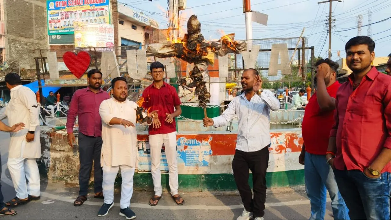 Auraiya: भाजयुमो कार्यकर्ताओं ने फूंका राहुल गांधी का पुतला, बोले- नेता विपक्ष ने धर्म विशेष को बनाया टारगेट, भावनाएं हुईं आहत 