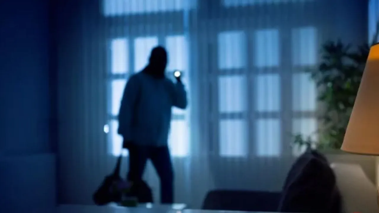 हल्द्वानी: खिड़की काट कर घुसे चोर, परिवार सोता रहा और साफ कर गए घर