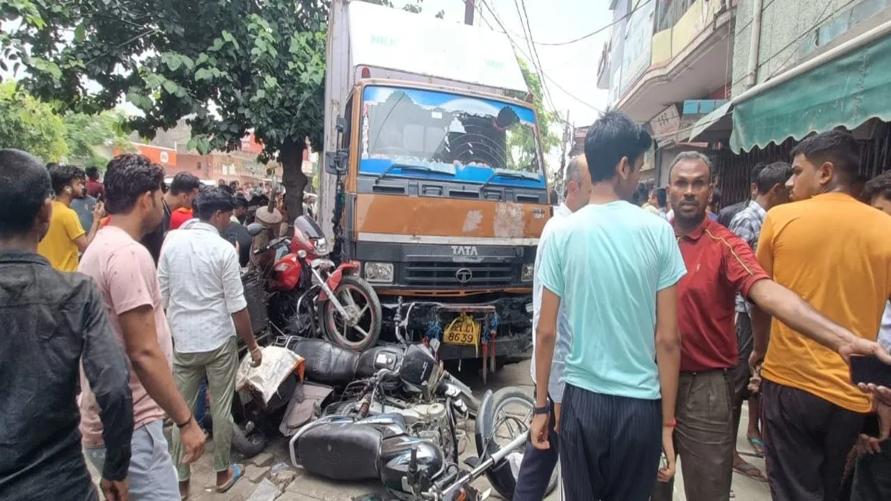अमरोहा: बेकाबू  कैंटर ने आठ लोगों को रौंदा, युवती की मौत, सात घायल 