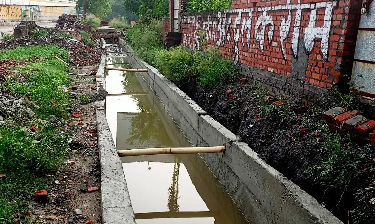 पीलीभीत: एक-एक कर ढह गई दो नालों की दीवार, अभी भी लापरवाह बने जिम्मेदार...नहीं हो रही कार्रवाई