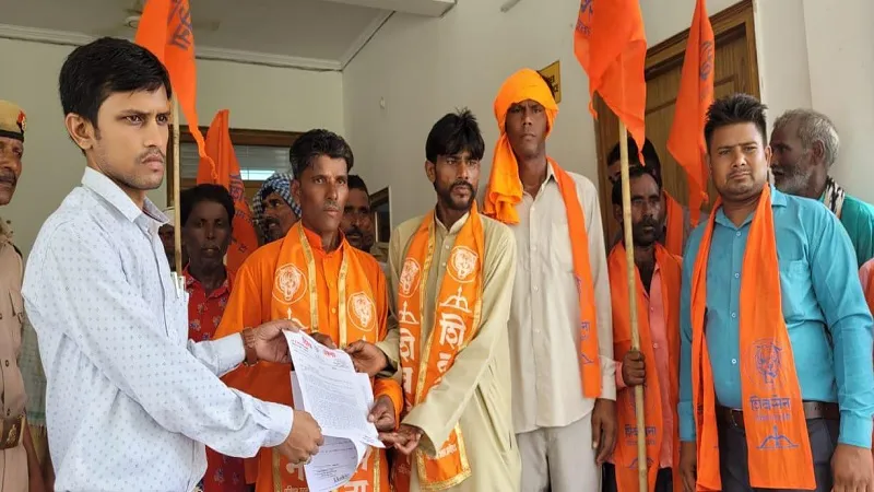 Sambhal News : धर्मांतरण के ऐलान पर तौकीर रजा के खिलाफ भड़के शिवसेना कार्यकर्ता, कलेक्ट्रेट में किया प्रदर्शन