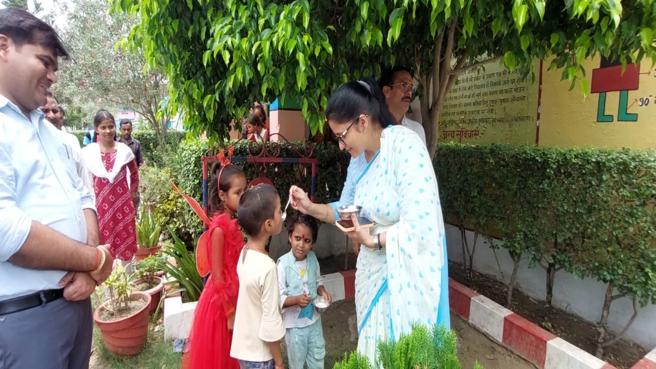 नए सत्र में बच्चों का स्वागत :  छात्र-छात्राओं को रोली लगा डीएम ने दिया आशीर्वाद