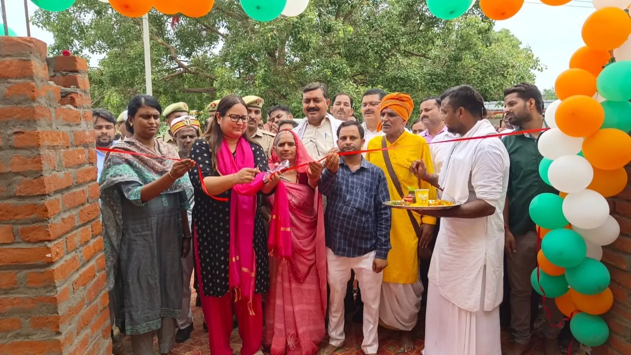 गोंडा : ग्रामीणों की शिकायतों का समयबद्ध समाधान करायें अधिकारी - डीएम