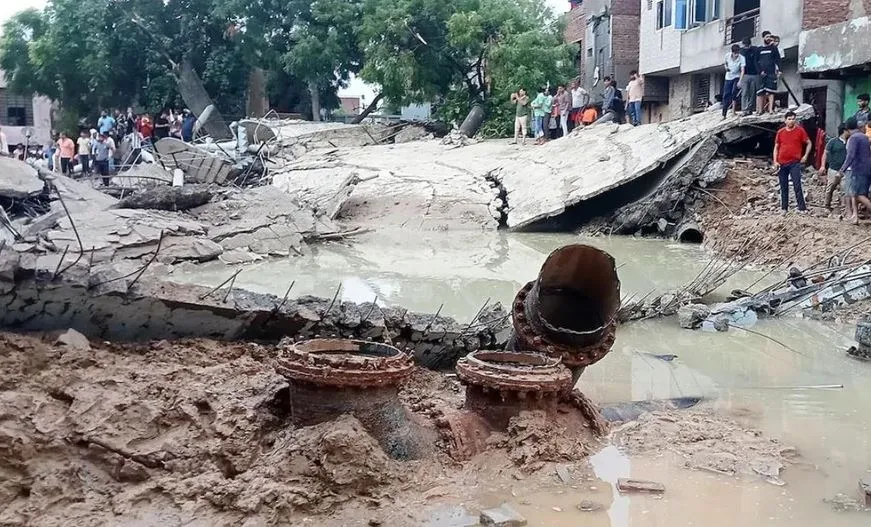 मथुरा पानी की टंकी ढहने का मामला: आगरा की दो फर्मों सहित तीन पर केस दर्ज, कई अधिकारी निलंबित 