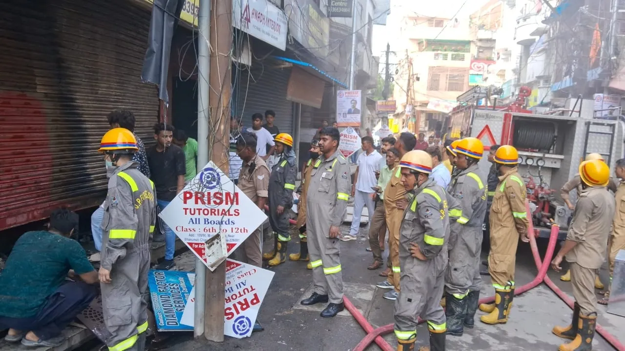 अग्निकांड : चार मंजिला कॉमर्शियल बिल्डिंग में  लगी आग, धुएं और लपट में चार लोग फंसे