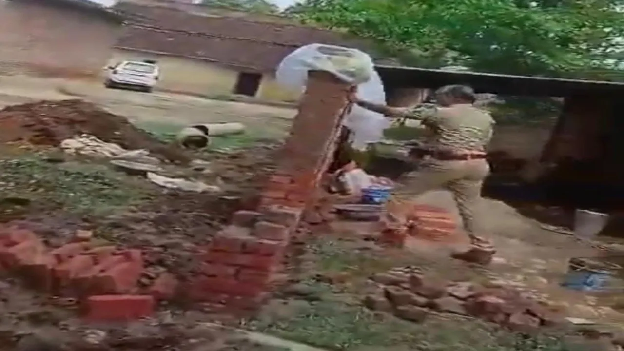प्रतापगढ़ में दरोगा ने विवादित बताकर गिराई दीवाल,सीओ ने दी सफाई