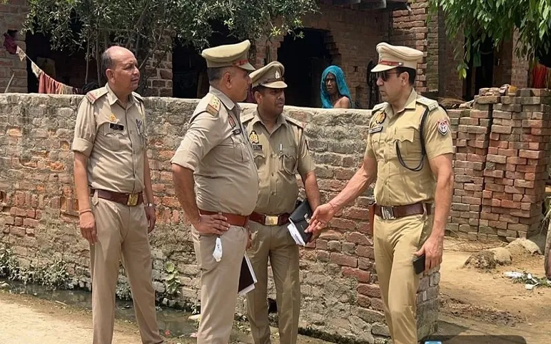 संभल : दो पक्षों के बीच जमकर फायरिंग, ग्रामीणों में दहशत...भारी पुलिस बल मौके पर पहुंचा