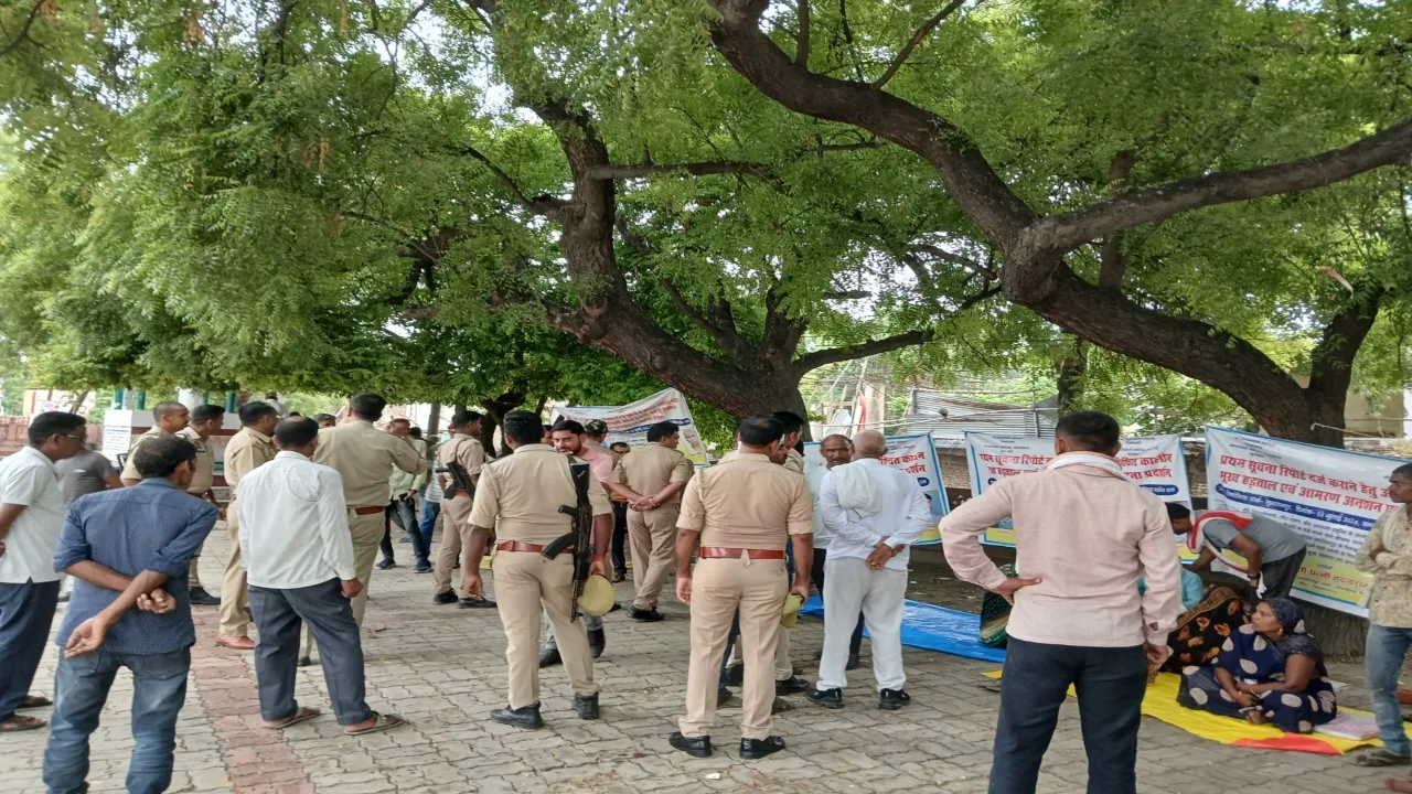 सुल्तानपुर : थानों पर नहीं मिला न्याय तो धरने पर बैठे कई क्षेत्रों के ग्रामीण 