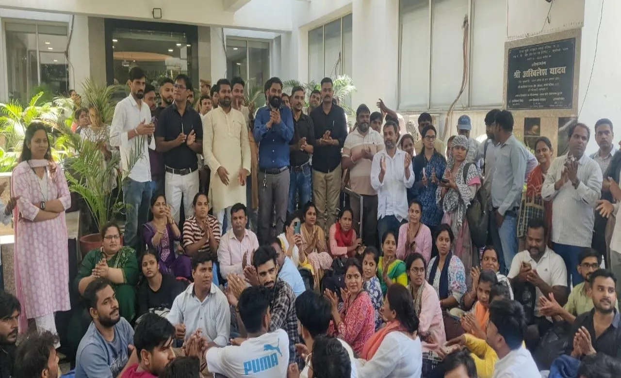 NHM:मांगों को लेकर नेशनल हेल्थ मिशन कार्यालय पर जुटे संविदा कर्मचारी, धरना देकर रखी मांग