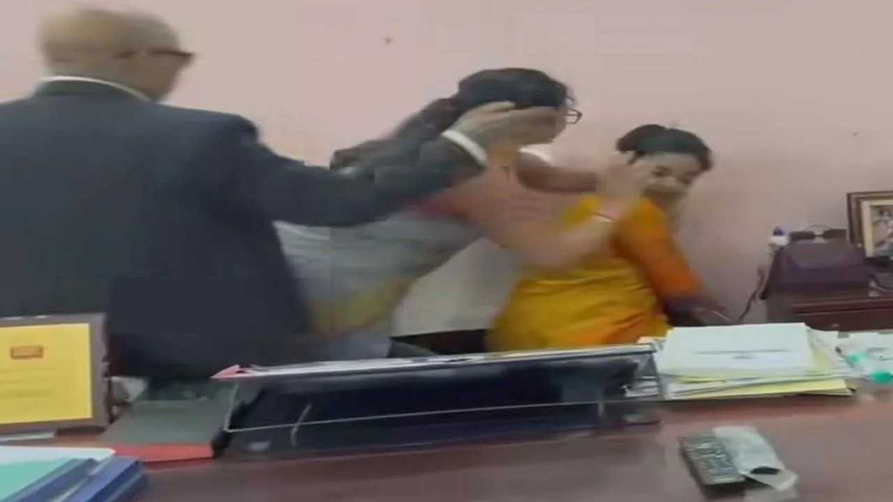 प्रयागराज: ऐसे भी लेते हैं प्रधानाचार्या का चार्ज, पहले कुर्सी छीनी फिर किया गेट आउट
