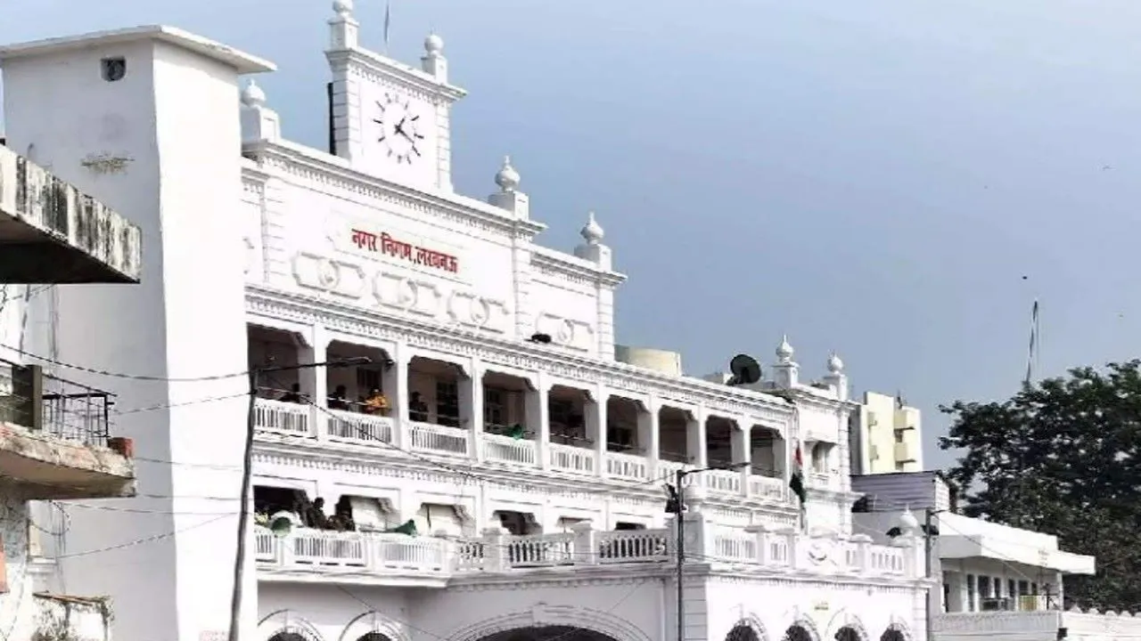 लखनऊ: छतों पर लगी हैं 1200 से अधिक अवैध होर्डिंग, हटाने के लिए चलेगा अभियान