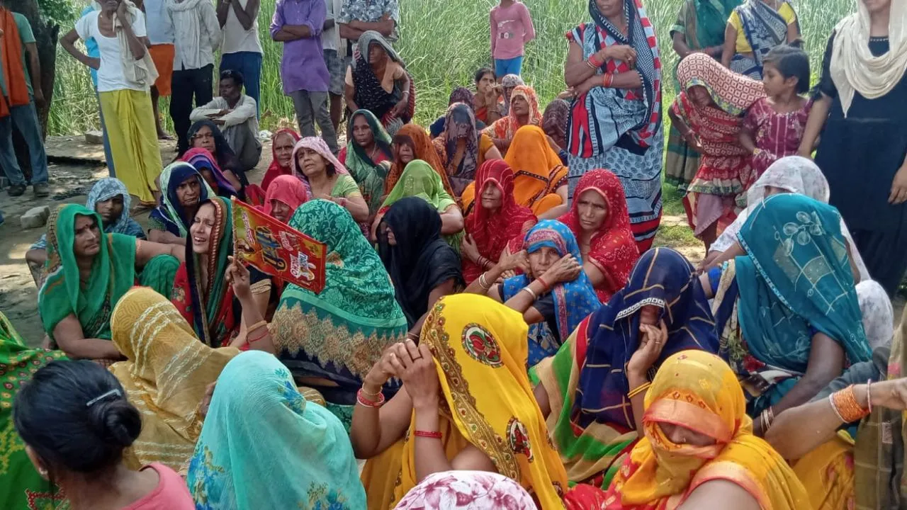 Hamirpur News: शिक्षामित्र के पति की गला रेत कर हत्या; कंपोजिट स्कूल में दिव्यांग शौचालय के पीछे मिला शव, फैली सनसनी 