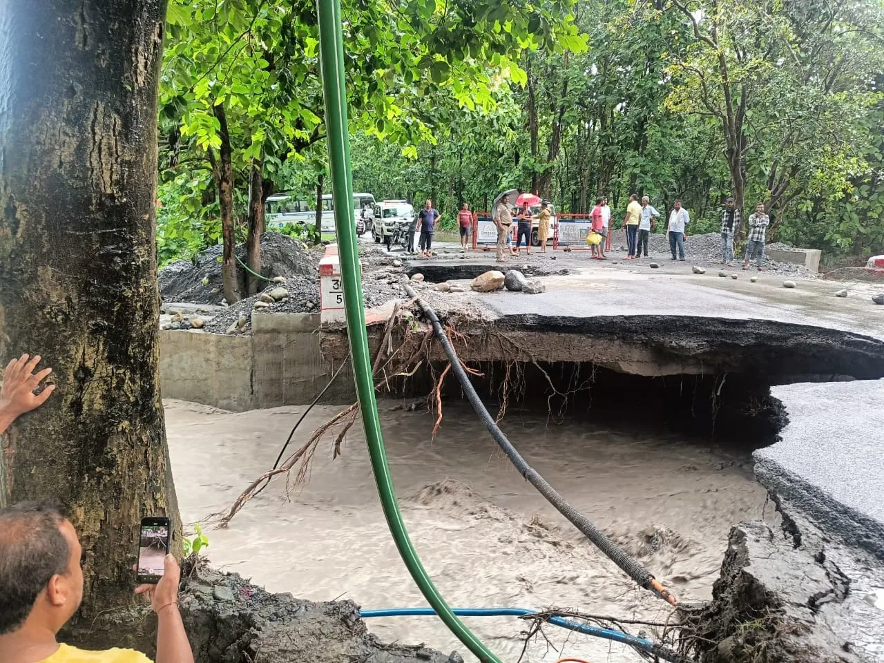 हल्द्वानी: चकलुवा के पास निहाल नाले में फिर बही सड़क, खतरे में पुलिया