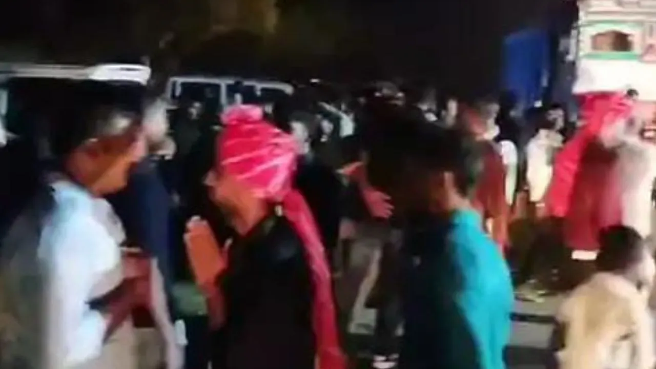 Fatehpur: पसंद का गाना नहीं बजा तो शादी में जमकर चले लात-घूंसे और डंडे, टोल प्लाजा पर लगा जाम, वीडियो सोशल मीडिया में वायरल 