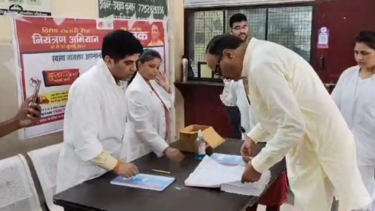 Fatehpur के जिला अस्पतल पहुंचे डिप्टी सीएम: चादरों में खून लगा देख ब्रजेश पाठक ने स्वास्थ्य कर्मियों को लगाई फटकार, जानें- और क्या बोले...