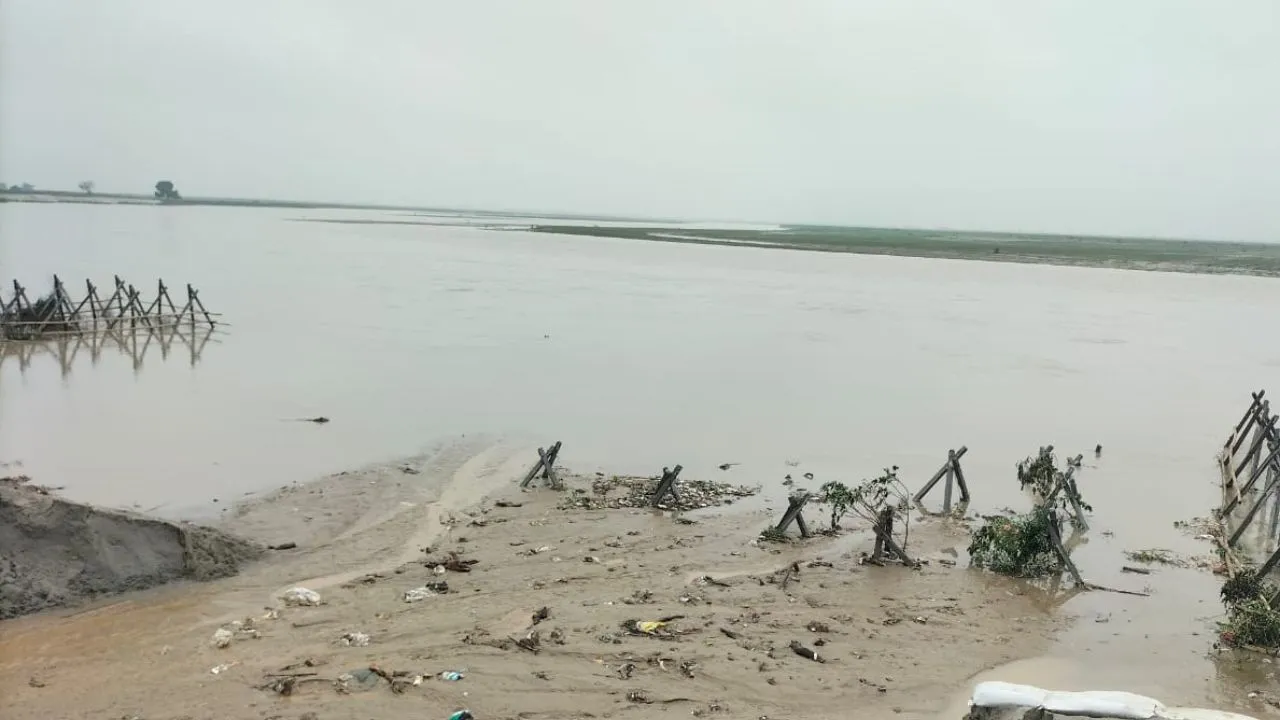 Farrukhabad News: तेज बारिश और गंगा के कटान से मौत के मुहाने पर खड़ा नगला खैम रैगाई...घरों तक पहुंचा पानी