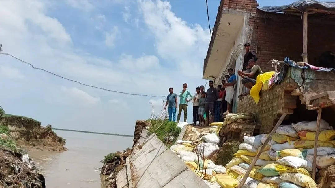 Farrukhabad: मौत के मुहाने पर बसे नगला खैम रैगाई के बाशिंदे, एक दूसरे पर जिम्मेदारी डाल झाड़ कर रहे पलड़ा