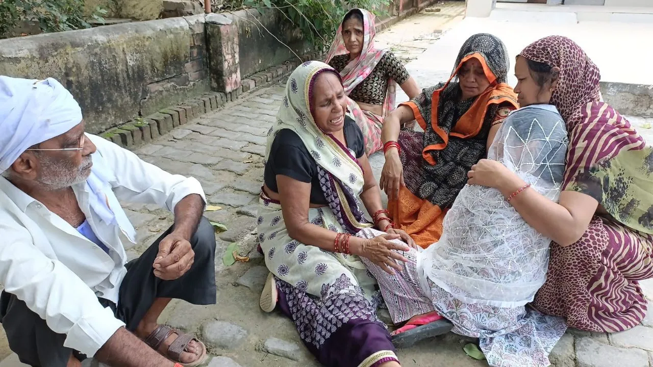 Farrukhabad Accident: दो बाइकों की आमने-सामने टक्कर...एक युवक की मौत व दो घायल, हादसे के बाद परिजनों में मची चीख-पुकार