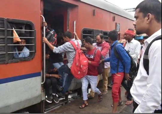 बरेली: ब्लॉक से संचालन प्रभावित हुआ तो दूसरी ट्रेनों में चढ़े यात्री, जंक्शन पर स्टाफ ने उतारा