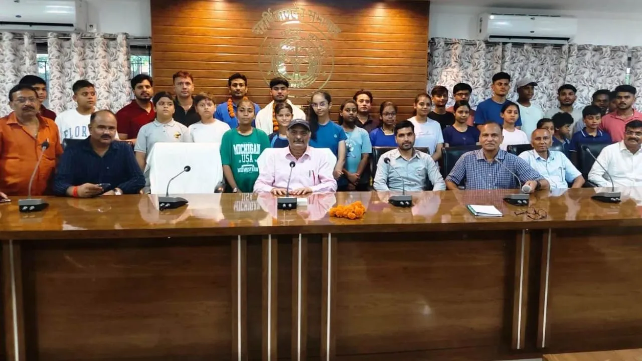 Banda: कलेक्ट्रेट सभागार में सम्मान समारोह का हुआ आयोजन; जिलाधिकारी ने खिलाड़ियों को किया सम्मानित