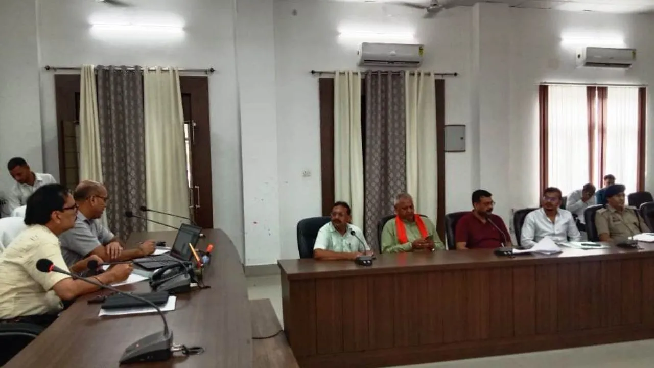 Banda: मंडलायुक्त बोले- निवेशकों की बैंक ऋण संबंधी समस्याओं का जल्द करें निस्तारण, इस बात पर जताई नाराजगी...