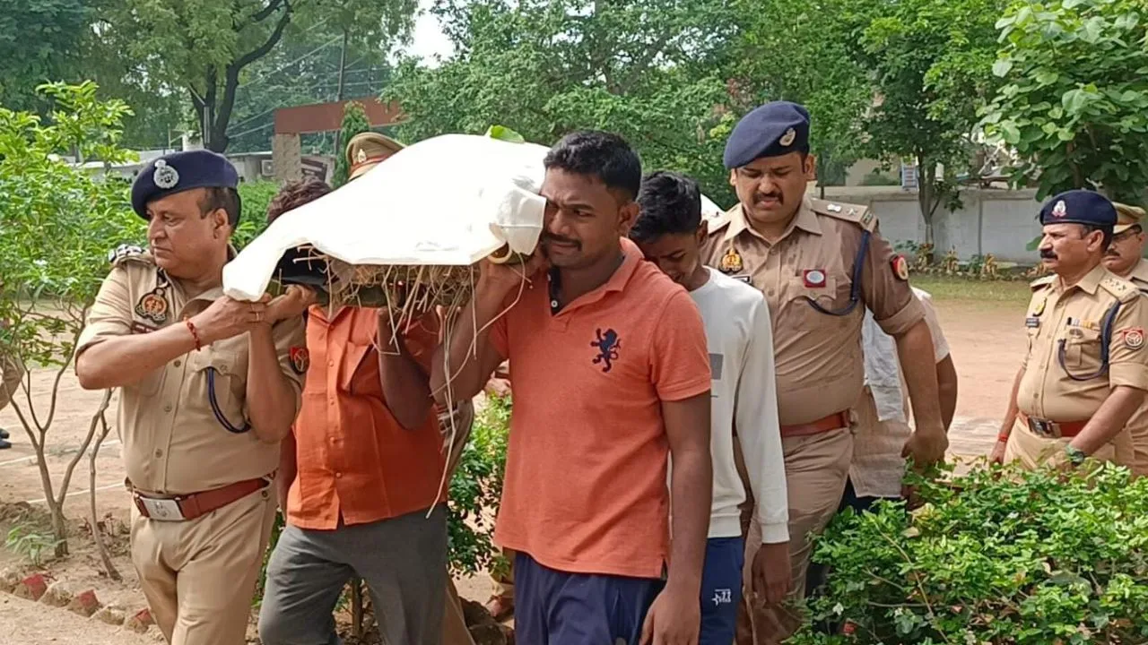 Banda News: पुलिस लाइन में उप निरीक्षक को अधिकारियों ने दी श्रद्धांजलि...अचानक तबियत बिगड़ने से हुई थी मौत