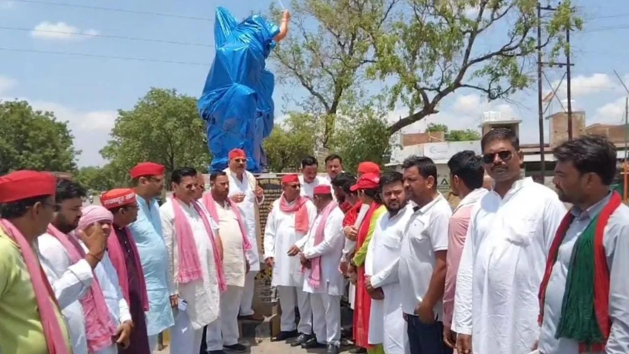 बांदा में अराजकतत्वों ने खंगार की मूर्ति तोड़ी: सपा कार्यकर्ताओं ने किया प्रदर्शन, नई मूर्ति लगवाने की मांग