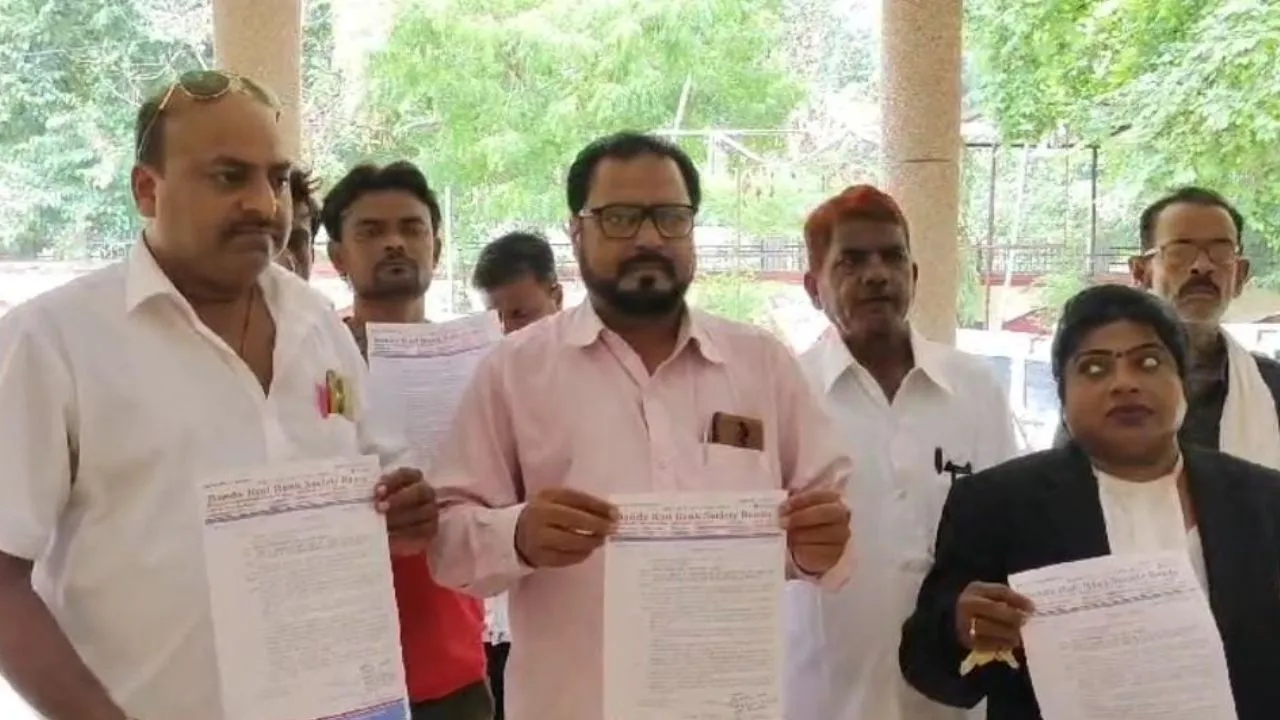 Banda: रोटी बैंक सोसाइटी के अध्यक्ष ने राष्ट्रपति को संबोधित ज्ञापन जिलाधिकारी को सौंपा...अबू धाबी में फंसी युवती के लिए ये मांग की