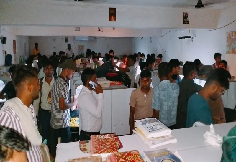 Sambhal News : बेसमेंट में संचालित ई-लाइब्रेरी पर प्रशासन का शिकंजा, दो सील...कार्रवाई से संचालकों में मचा हड़कंप  