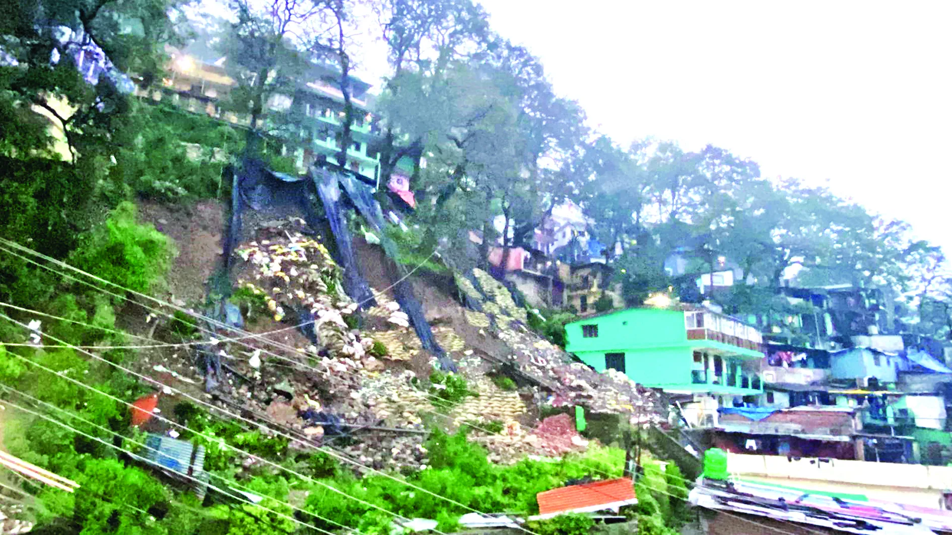 नैनीताल: चार्टन लॉज का भूस्खलन प्रशासन के लिए बना चुनौती, केवल मिट्टी के कट्टे भरकर भूस्खलन रोकने में लगा लोनिवि 