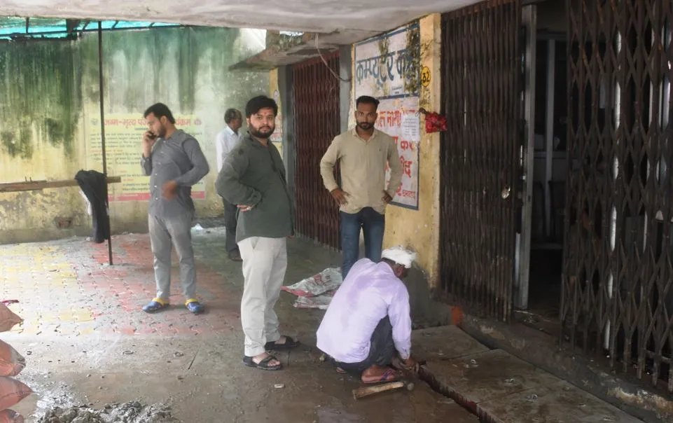 बरेली: टैक्स काउंटरों पर इधर से उधर नाचते रहे लोग, कहीं बिजली कटी तो कहीं नहीं चली वेबसाइट 