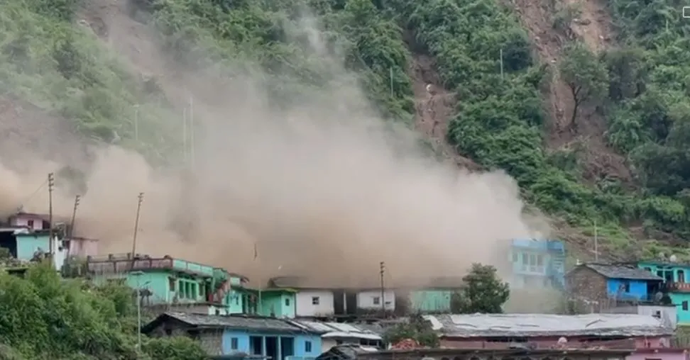 देहरादून: भूस्खलन से तिनगढ़ गांव में 15 मकान मलबे में दबे