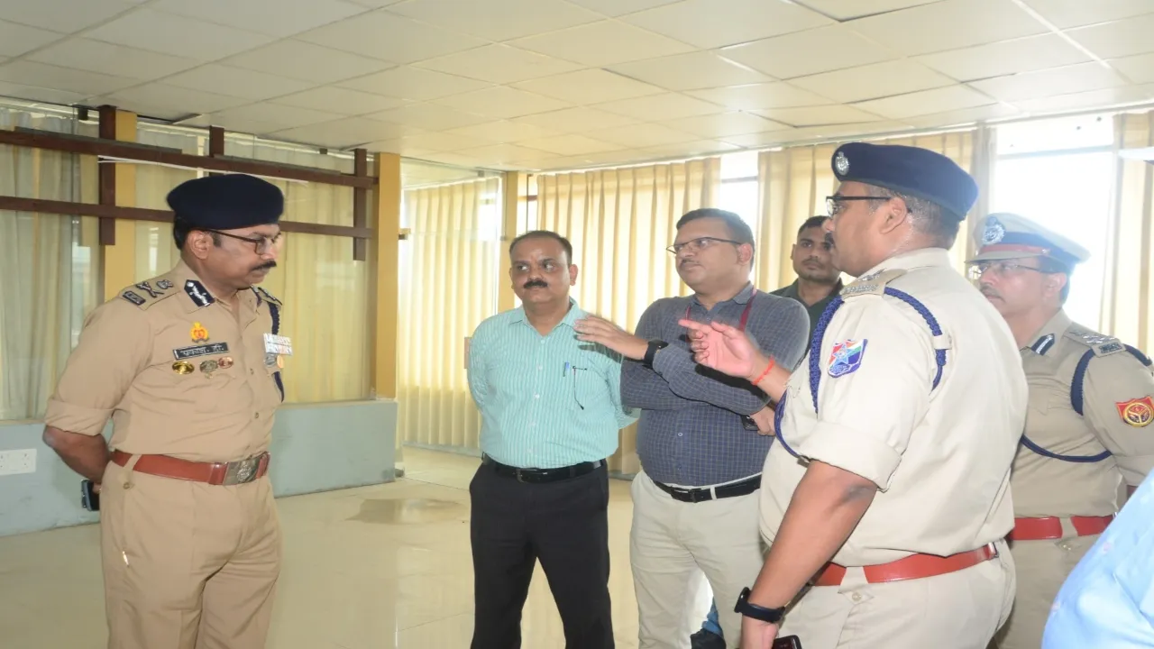 प्रयागराज : महाकुंभ क़ी तैयारी का निरीक्षण करने पहुंचे अपर पुलिस महानिदेशक रेलवे, दिया निर्देश