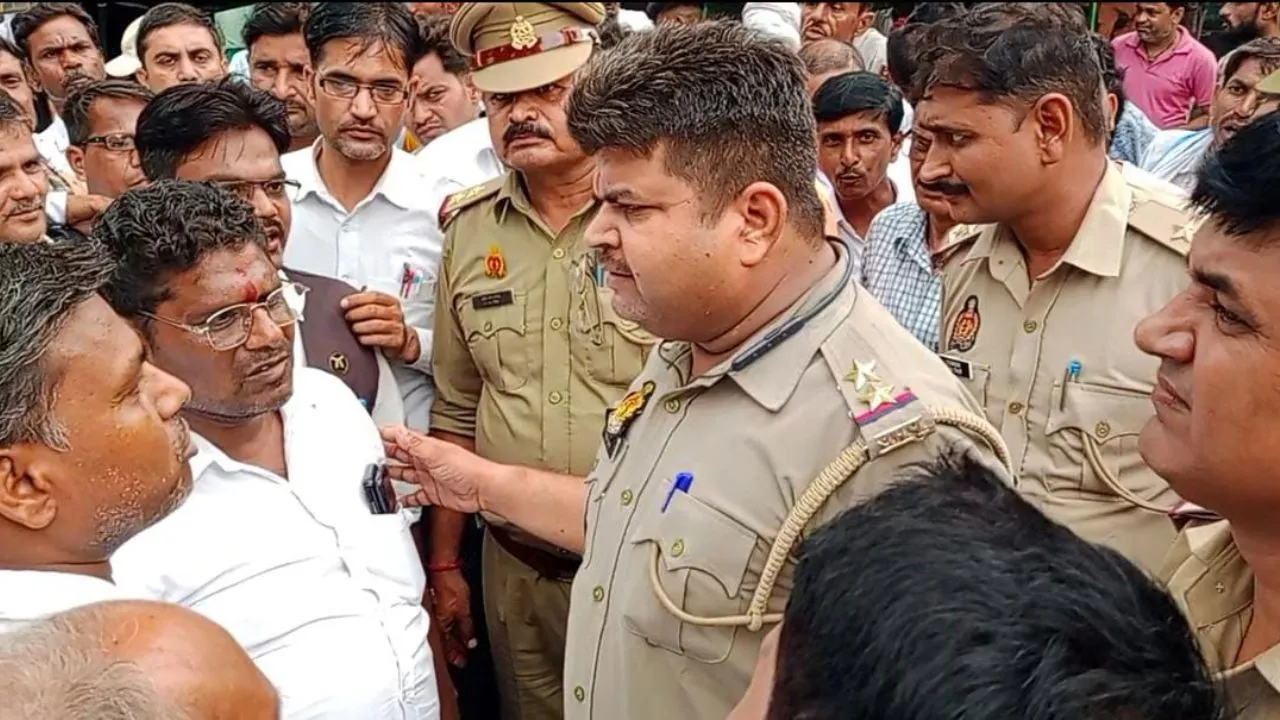 Mahoba: चोरी की शिकायत करने गए अधिवक्ता से सिपाही ने की थी अभद्रता; नाराज वकीलों ने सड़क की जाम, पुलिस के खिलाफ लगाए नारे