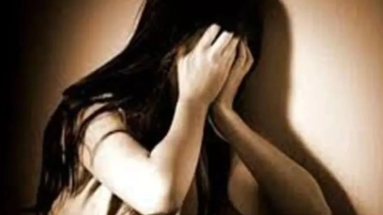 Banda: साहब! पांच साल की बच्ची को सौतेली मां के उत्पीड़न से बचा लीजिए, ग्रामीणों ने थाना प्रभारी से की शिकायत, क्या है पूरा मामला? यहां पढ़ें...
