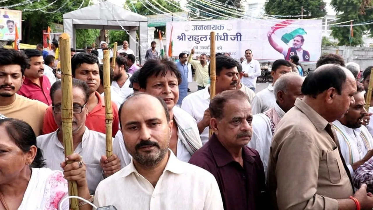 लखनऊ Rahul Gandhi के खिलाफ प्रदर्शन (4)