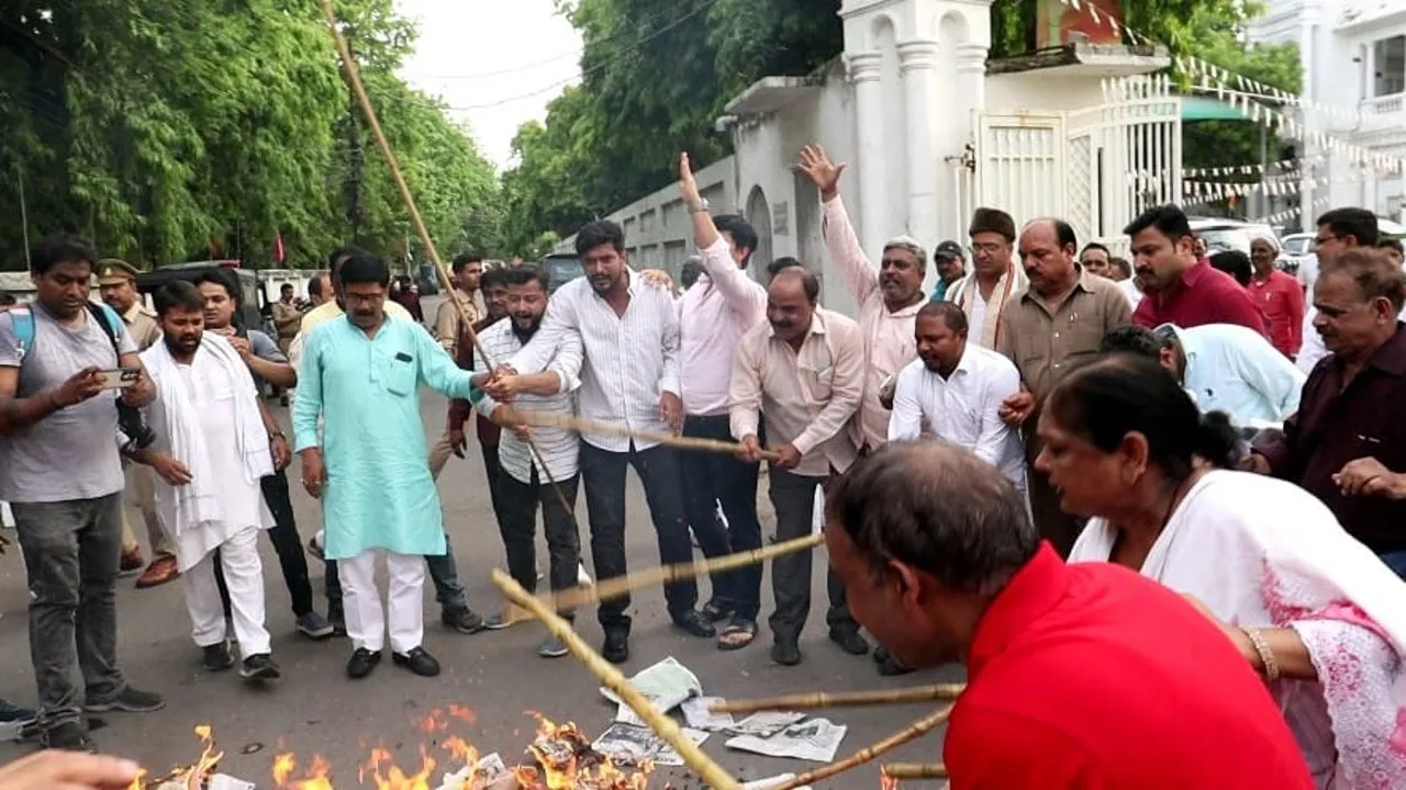 लखनऊ Rahul Gandhi के खिलाफ प्रदर्शन (5)